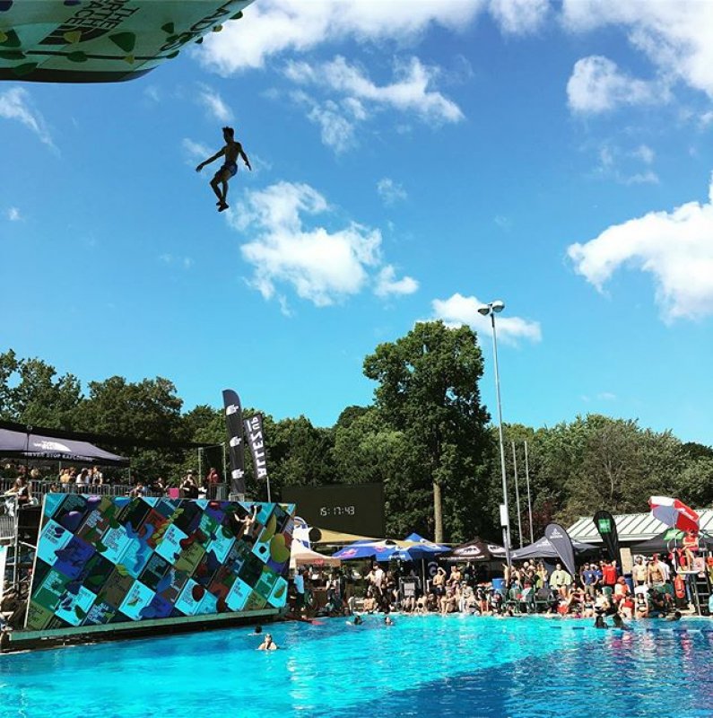 The second day of flying climbers at Psicobloc. ✈️How we usualy say in Czechia: “You can’t fall up and we’ll find you down” 🤪 Falling to the watter is definitely much more comfie than on the ground, but believe me, falling to the watter from 15 meters could be also little scary 🙈🤪😄💪 #ibeliveicanfly #psicobloc @psicoblocopenseries @ocun.climbing #engineeredforclimbing #climbing #bouldering #iloveclimbing #freewattersolo #letsdoit #climber #montreal