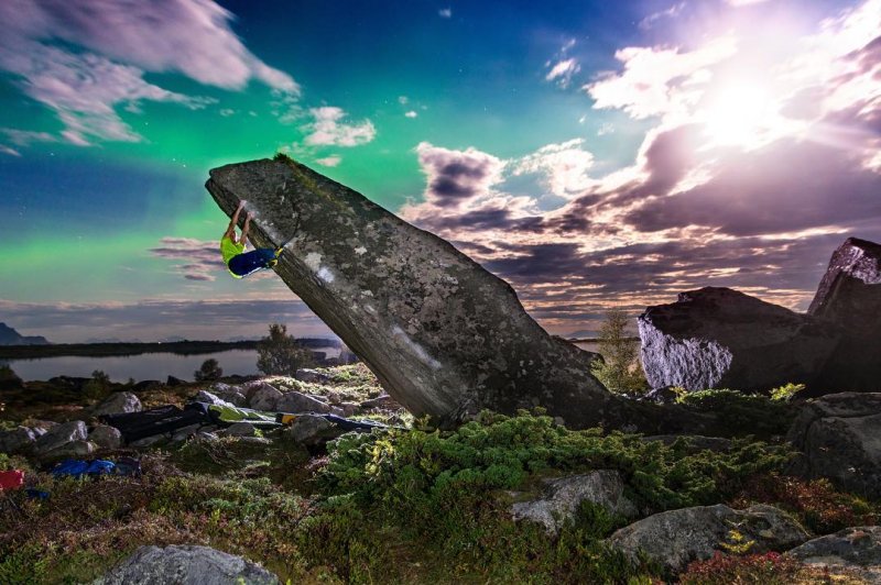 @havardhelgesen bouldering in Norway, Henningsvær during northern lights. 💥🧗🏻‍♂️ #ocun #bouldering #climbnorway #norway #bouldering_pictures_of_instagram #climbing #northernlights #climbing_is_my_passion