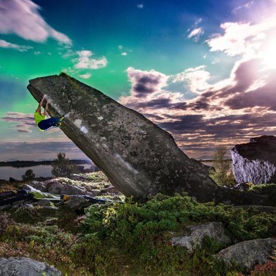 @havardhelgesen bouldering in Norway, Henningsvær during northern lights. 💥🧗🏻‍♂️ #ocun #bouldering #climbnorway #norway #bouldering_pictures_of_instagram #climbing #northernlights #climbing_is_my_passion