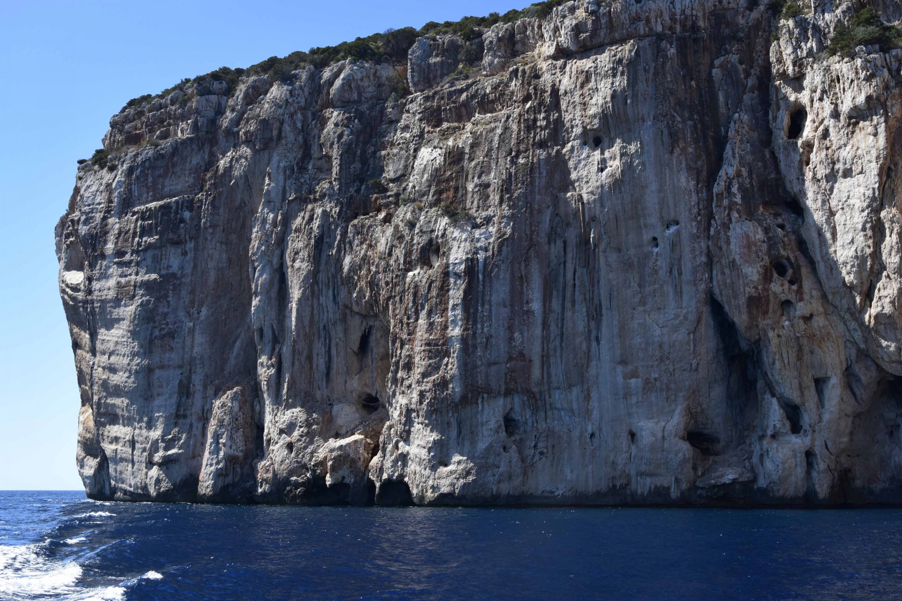 Alghero lezení vícedélek nad jeskyní grotta di nettuno. Přístup pouze z lodi.